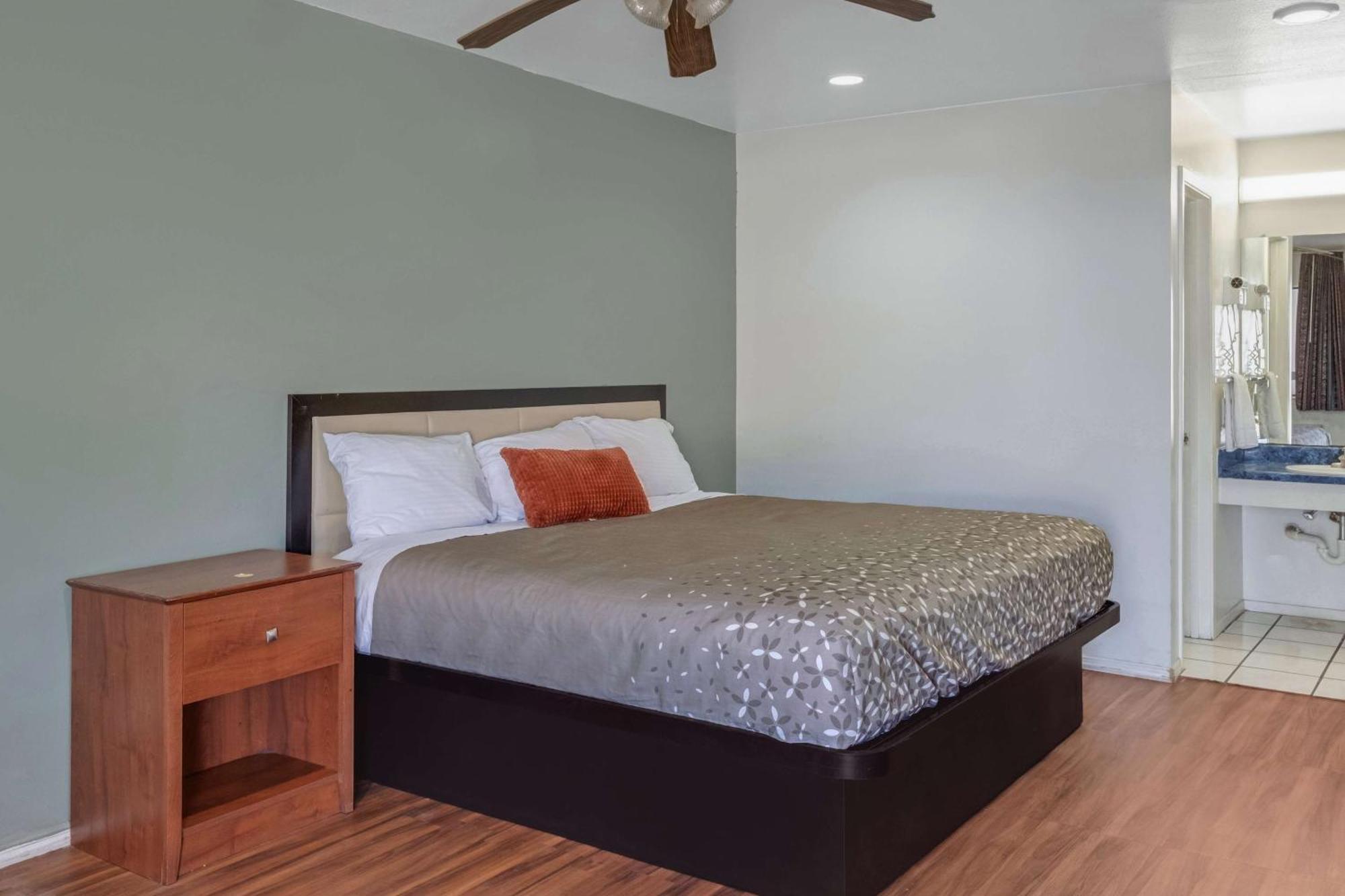Americas Best Value Inn San Antonio Downtown Riverwalk Exterior photo