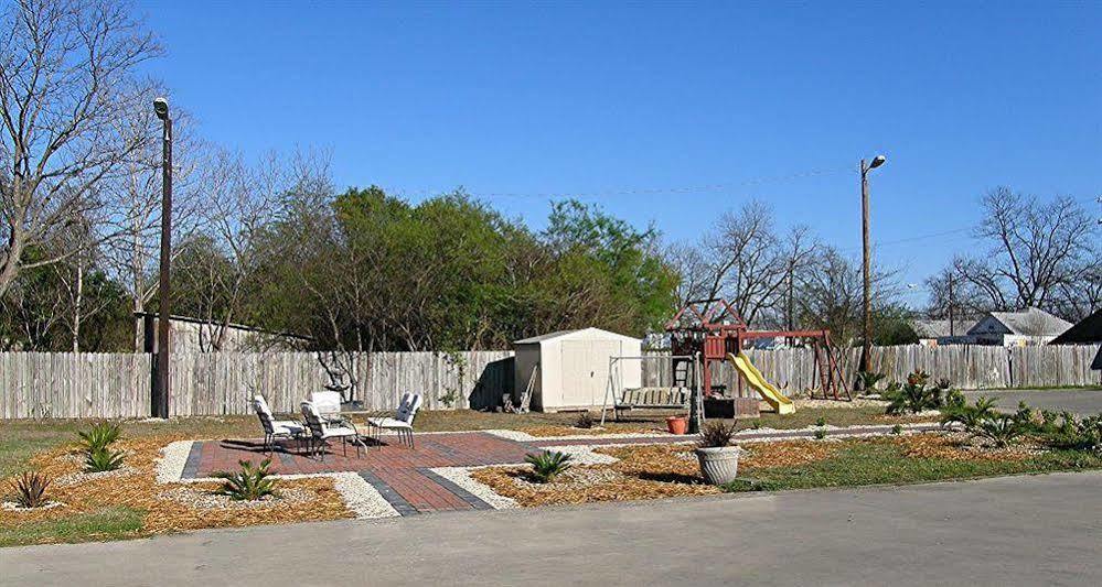 Americas Best Value Inn San Antonio Downtown Riverwalk Exterior photo