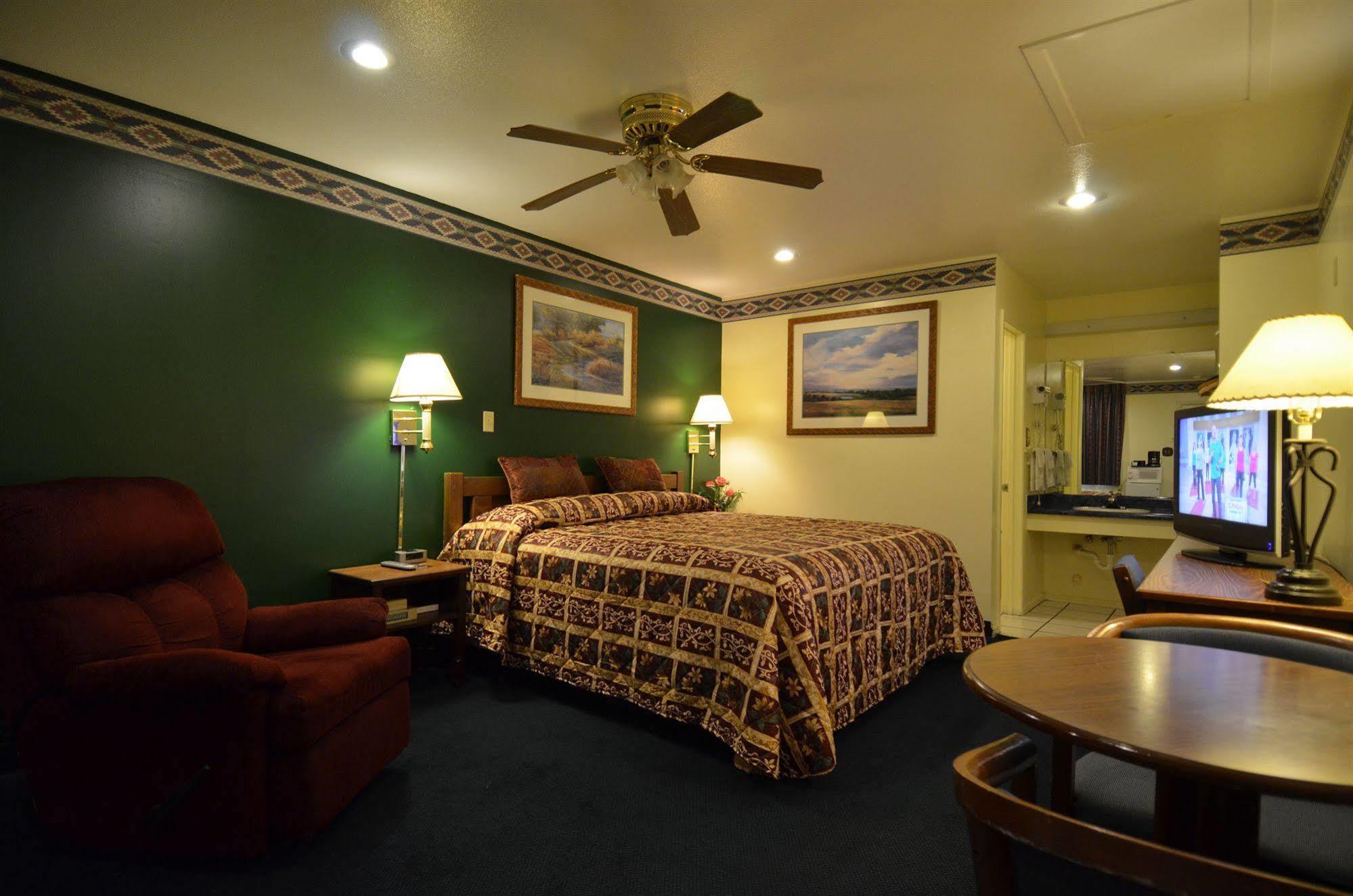 Americas Best Value Inn San Antonio Downtown Riverwalk Exterior photo